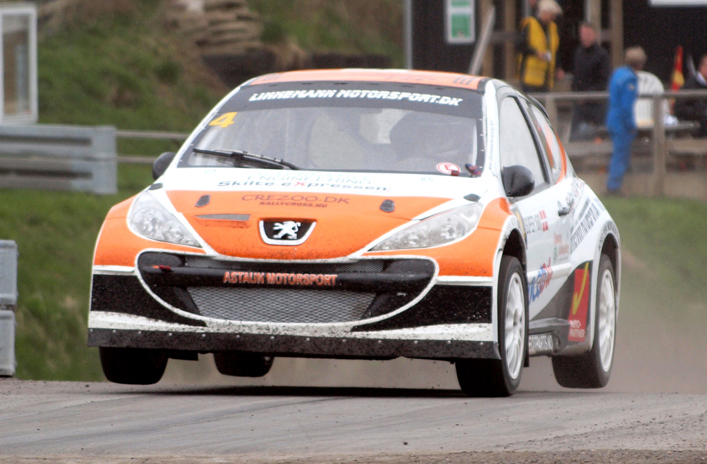 Konkurrenceflittige Ulrik Linnemann kikker forbi i Nysum med sin heftige Peugeot 207 Super 1600.
(Foto: Åge Keseler Kirketerp)